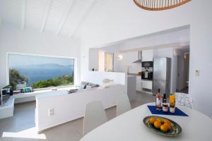 Villa NISI Stylish Sea-View Retreat with Pool & Easy Access