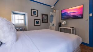 17th-Century Chapel transformeda Smart Home in Historic Sintra Center