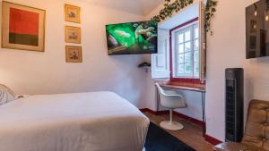 17th-Century Chapel transformeda Smart Home in Historic Sintra Center