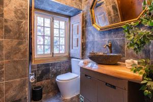17th-Century Chapel transformeda Smart Home in Historic Sintra Center