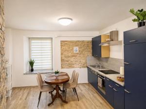 Cozy Old Town Brick Apartment,Fast WiFi,Center