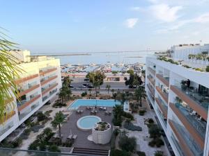Waterfront Luxury Apartment & heated Rooftop Pool