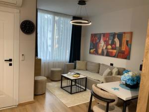 Sunny Shore Apartment Beach Walk by PikHost