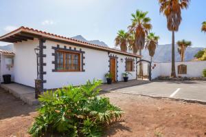 Charming house in Buenavista del Norte with shared pool