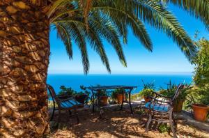 Sea view villa in Tijarafe, private pool.