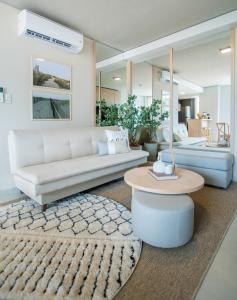 Modern Oasis in Prime location Pool BBQ & Gym