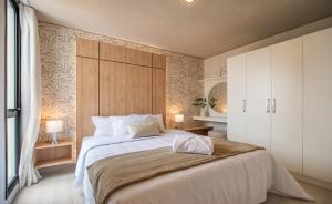 Modern Oasis in Prime location Pool BBQ & Gym