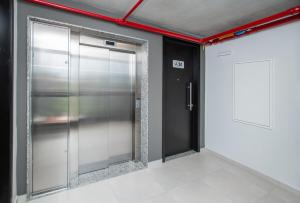 Modern Oasis in Prime location Pool BBQ & Gym