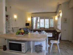 Apartment Azalea mit Terrasse by Interhome