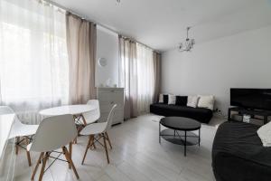Bukowa Stylish Apartment by BookingHost