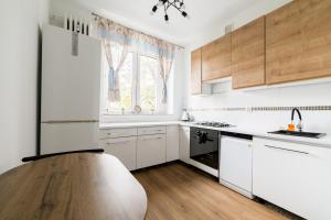 Bukowa Stylish Apartment by BookingHost