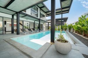 Rawai Family Villa Sunset Garden 3 with 4 Bedrooms and Large Private Pool 10 Minutes by Car to Nai Harn