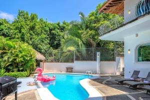 Villa w Heated Pool, Sleeps 30, Walk to Beach