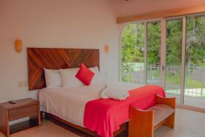 Villa w Heated Pool, Sleeps 30, Walk to Beach