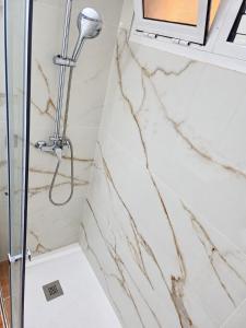 5 min walk from Yumbo 309-322