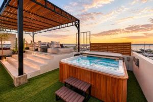 Central with Rooftop Pool by Porto Vacanze @ Laiva