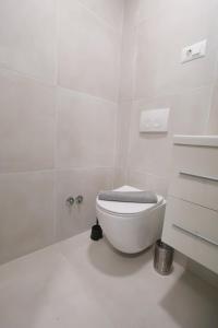 Small Studio w Detached Private Bathroom