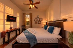30A-303 Luxury Suite King Bed, Parking, Pool & Balcony