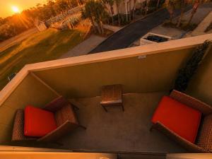 30A-303 Luxury Suite King Bed, Parking, Pool & Balcony