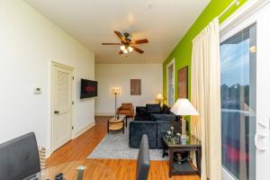 30A-303 Luxury Suite King Bed, Parking, Pool & Balcony