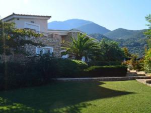 Luxury Villa Flora Kiparissia