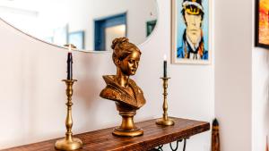 Central Art Apartment with Treasure Hunt, Free Parking & Self Check-In