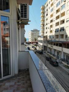 Comfy Beachside Flat - Balcony - 5 Guests - Durrës