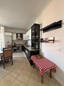 Comfy Beachside Flat - Balcony - 5 Guests - Durrës