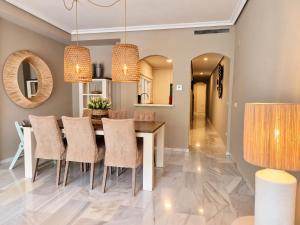 Ruim 3-slaapkamerappartement met zwembad en 2 privéparkeerplaatsen