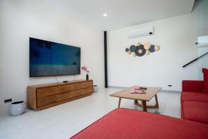 Sunset Garden 7 Upscale Private Villa with Oxygen Pool Nai Harn Area