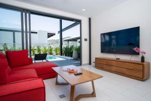 Sunset Garden 7 Upscale Private Villa with Oxygen Pool Nai Harn Area