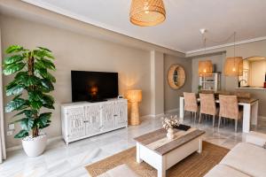 Ruim 3-slaapkamerappartement met zwembad en 2 privéparkeerplaatsen
