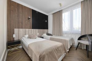 Nowoczesny Apartament z Wanną z Hydromasażem Kielce Żelazna 43 by Heyrent