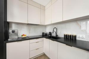 Nowoczesny Apartament z Wanną z Hydromasażem Kielce Żelazna 43 by Heyrent