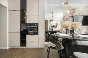 Nowoczesny Apartament z Wanną z Hydromasażem Kielce Żelazna 43 by Heyrent