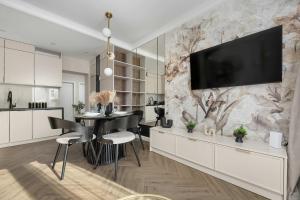 Nowoczesny Apartament z Wanną z Hydromasażem Kielce Żelazna 43 by Heyrent