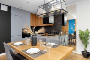 Funkcjonalny Apartament z Parkingiem i Balkonem by Noclegi Renters