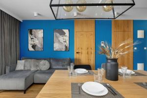 Funkcjonalny Apartament z Parkingiem i Balkonem by Noclegi Renters