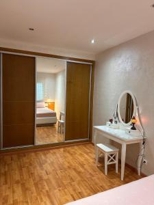 Modern Beach Apartment 5 minute walk to the sea
