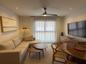 New Spacious 2BR Apartment - Las Canteras Beach - Side Sea View - 2 Bathrooms - AC - Parking