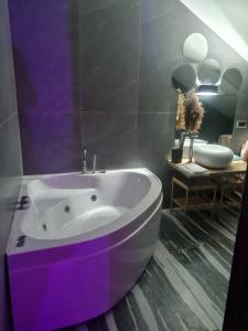 LA SUITE DEL DOGE - Suite con Bagno privato, Vasca, Caminetto estetico, Ingresso Indipendente, Angolo Fitness e Cromoterapia