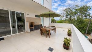 KI Condo E202 - 3 Habitaciones en el Corazón de la Bahía - Alberca, Billar