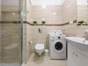 Cozy Apartment with Private Parking