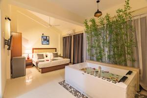 Jacuzzi suite near the beach, Charvi