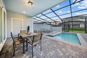Beautifully 5-Bedroom Villa w Pool Near Disney