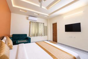 Hotel Gold Near Hitech City & Shilparamam Madhapur 100ft road