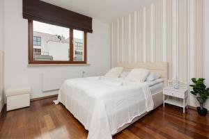 Functional Apartment with Balcony and Parking by Noclegi Renters