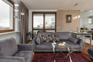 Functional apartment with parking Warsaw Obrzeżna 5A by Heyrent