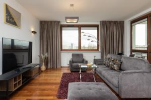 Functional Apartment with Balcony and Parking by Noclegi Renters