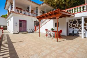 Modern Apartment in Buenavista del Norte with a Shared Pool